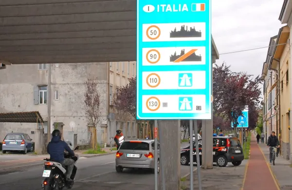 Nova Gorica-Gorica: na mejnem prehodu na koncu Erjavčeve ulice so potnike pričakali karabinjerji, a niso ustavili 
vseh.  