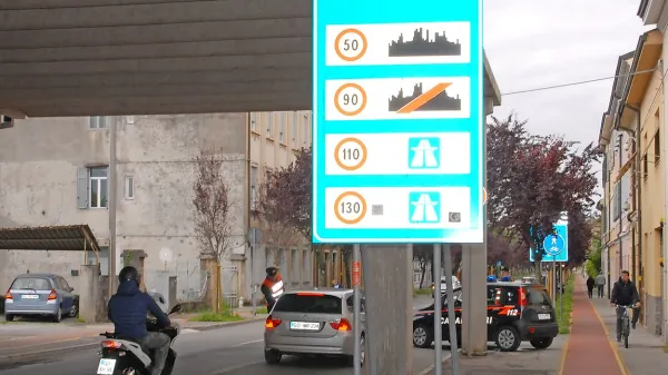 Nova Gorica-Gorica: na mejnem prehodu na koncu Erjavčeve ulice so potnike pričakali karabinjerji, a niso ustavili 
vseh.  