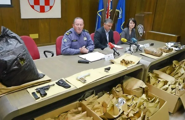 Skupno so policisti zasegli skoraj 68 kilogramov trave, pa še 
orožje in nekaj ukradenih predmetov.