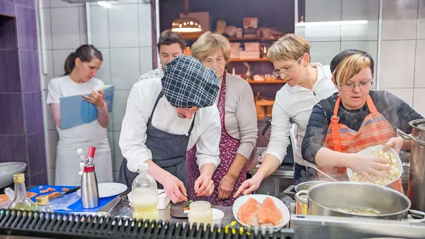 Priprava tradicionalne hrane spodbuja navezo  med kmeti in 
gostilnami. 