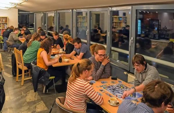 Za neomejen čas uporabe namiznih iger obiskovalci plačajo dva evra na osebo.