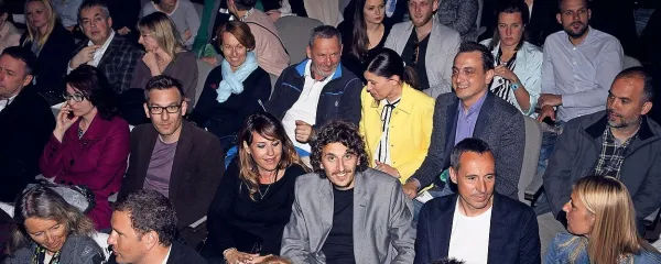 Čeprav je bila dvorana izolskega kulturnega doma  polna, so 
nekateri ostali zunaj, saj so  vstopnice že pred tem povsem 
razprodali.
