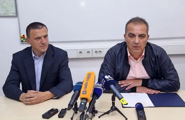 Izjava za javnost šefa koprskih kriminalistov Deana Juriča 
(desno)