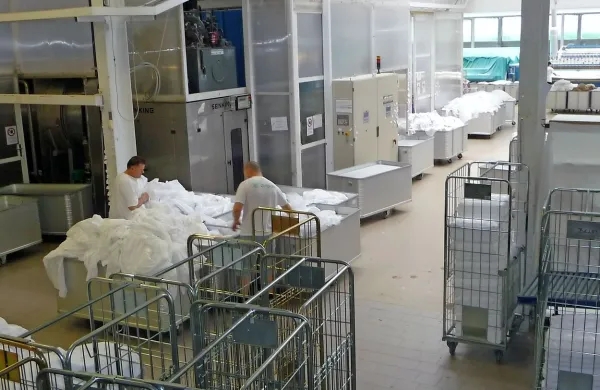 Vodja mladinskega zdravilišča in letovišča se je zagovarjala, 
ker je pred leti posel pranja perila oddala Pralnici Lucija. 