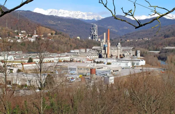 Občinski svet se je  na predlog svojih članov iz vrst SLS, SDS, 
NSi in Desus sestal na izredni seji, da bi se odzval na nedavne 
navedbe   okoljskega aktivista in Goldmanovega nagrajenca 
Uroša Macerla  iz Zasavja o delu sveta v zvezi s Salonitom za 
časnik Večer. 
