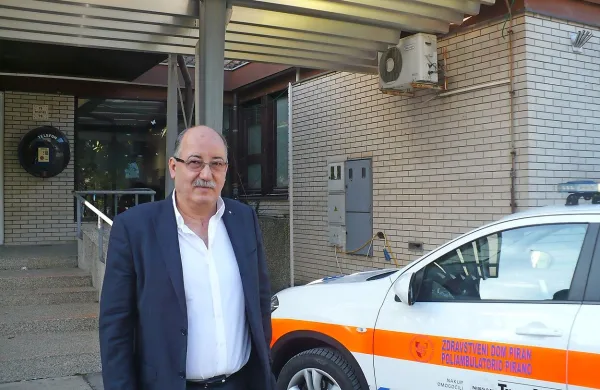 

Matjaž Krajnc, direktor zdravstvenega doma Piran, ima med 
letom na razpolago interventno vozilo, rešilca pa le med 
turistično sezono.