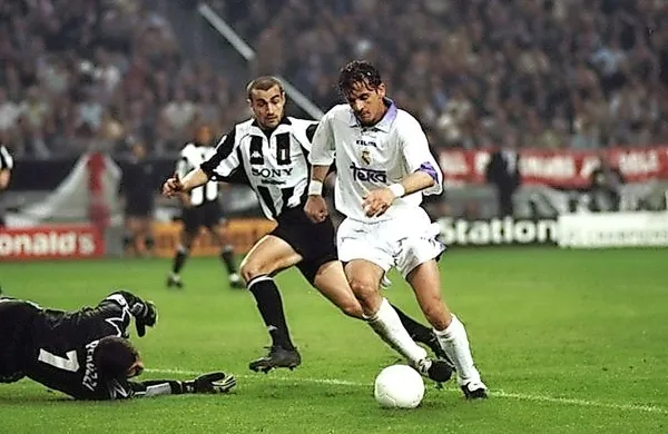 Real in Juventus sta se v finalu lige prvakov soočila tudi leta 
1998, ko je zmagoviti zadetek za madridski klub dosegel 
Predrag Mijatović (z žogo).