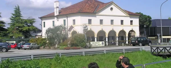Ob lepšem vremenu se potniki z ladjic iz notranjosti prestavijo na odprto.