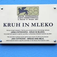 Obeležje filmu Kruh in mleko