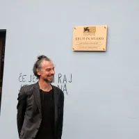 Jan Cvitkovič ob spominski plošči.