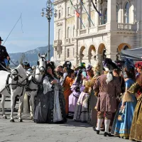 Obdobje habsburške monarhije so predstavili tudi primerno 
oblečeni gospodje in dame.