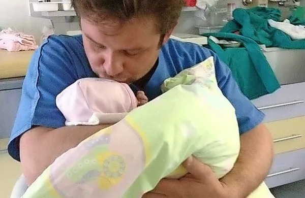 Tako je igralec Primož Forte v postojnski porodnišnici objel 
hčer Olivijo.  
