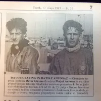 Obetavna koprska jadralca Davor Glavina (levo) in Matjaž Antonaz   sta se 
marljivo pripravljala na mladinsko svetovno prvenstvo v  Kopru.  