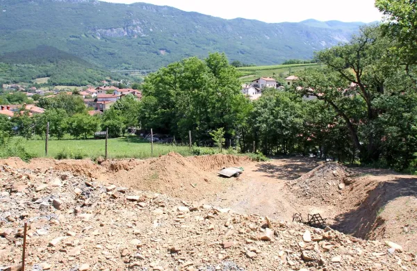 Premrnova  vloga za spremembo namembnosti za parcelo, 
kjer želijo zgraditi klet, je v mapi, poleg nje pa je še 60 
drugih. 