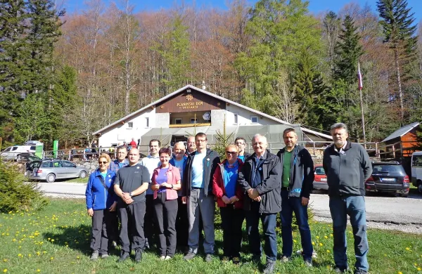 Predstavniki  slovenske in hrvaške planinske zveze  s predsednikoma 
Bojanom Rotovnikom (šesti  z desne) in Hrvojem Kraljevićem (tretji z 
desne) ter predsednica PD Snežnik Darinka Dekleva (tretja z leve spredaj) 
včeraj pred Planinskim domom na Sviščakih.