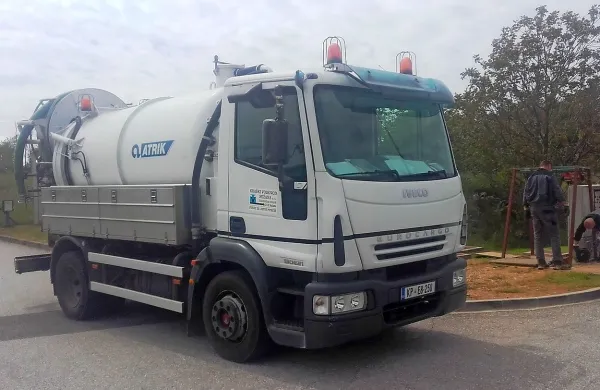 Tovornjaku Kraškega vodovoda, ki sam ne zmore čiščenja 
vseh greznic, naj bi se čez dober mesec pridružilo  večje 
vozilo s 30-metrsko cevjo. 