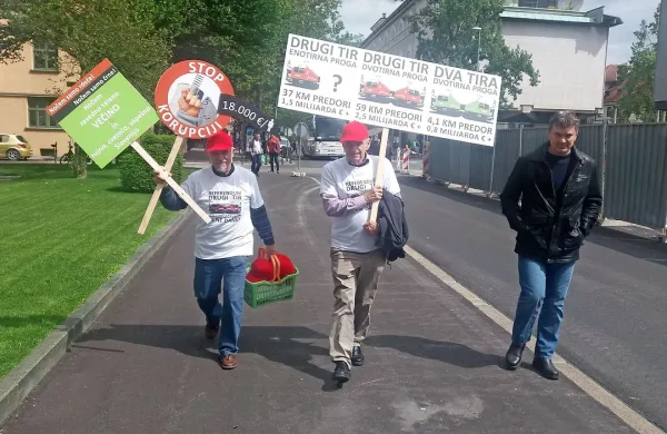 Vodja civilne iniciative Davkoplačevalci se ne damo Vili 
Kovačič je danes v DZ vložil 4500 podpisov za začetek 
zbiranja podpisov za referendum za zakon o drugem tiru.

