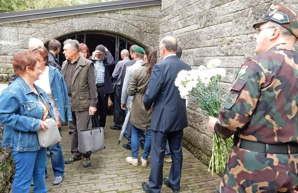 Beli nageljni za padle vojake vseh narodnosti