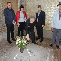 Na grob neznanega vojaka  so polagali bele nageljne. 