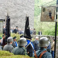 Beli nageljni za padle vojake vseh narodnosti