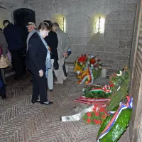 Beli nageljni za padle vojake vseh narodnosti
