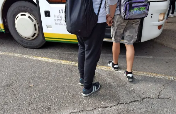 Voznika avtobusa, ki je bil obtožen povzročitve splošne 
nevarnosti, je novogoriško okrožno sodišče oprostilo obtožb. 