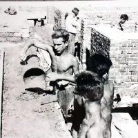 Mladi fantje so delali v težkih razmerah, a  z zanosom. Na fotografiji gradnja ruskih blokov. 