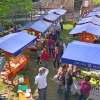 Kulinartfest na Volčjem Gradu je ponudil zanimivo mešanico 
kuharskih knjig, kulinarike in druženja mladih in starejših.  