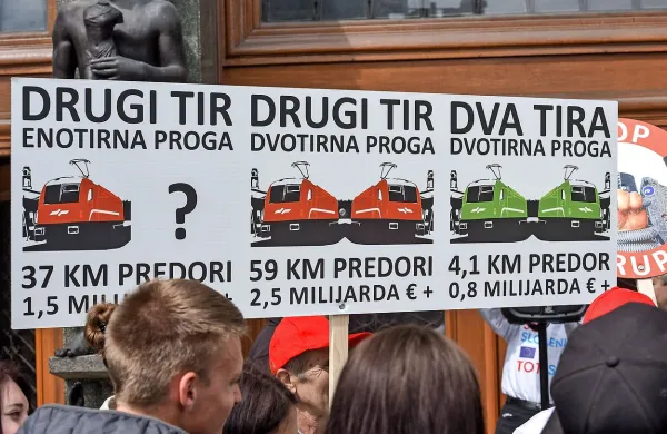 Opozicijske stranke referendumsko pobudo za zakon o 
drugem tiru podpirajo, saj je večina prepričana, da se da 
projekt zgraditi ceneje.