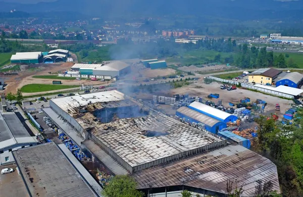 Po nočnem požaru v podjetju Kemis na Vrhniki je v potoku 
Tojnica, ki teče mimo tovarne, na 1,5-kilometrskem odseku 
od Kemisa do Ljubljanice pomrlo vse, kar je bilo v njem 
živega, je povedal predsednik ribiške družine Vladimir Mikec.