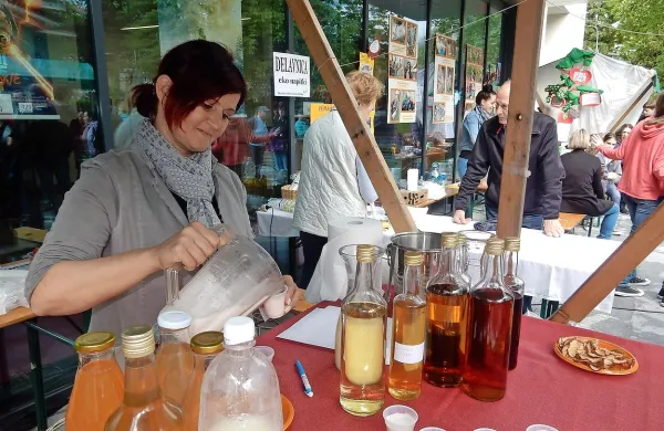

Sirotka se lepo dopolnjuje z domačimi likerji. 