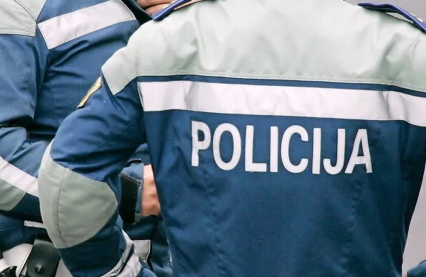 Proti policistom je pritekel s palico v roki
