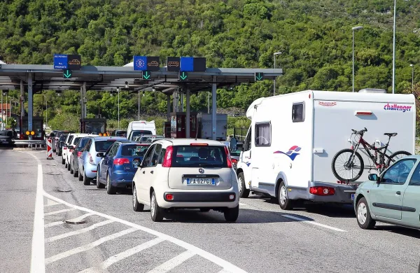Ker jima na mejnem prehodu Dragonja (na fotografiji) ni 
uspelo priti v Slovenijo, sta se odpeljala do Sečovelj in 
poskušala znova.