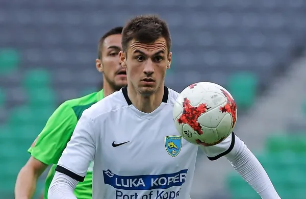 Komaj se je končal 33. krog, ki je podaljšal napetost v boju za 
razvrstitev ekip pod vrhom in tudi za osmo mesto, že se 
začenja 34., ki ga bo nocoj obeležil derbi med Koprom in 
Olimpijo pred TV kamerami.
