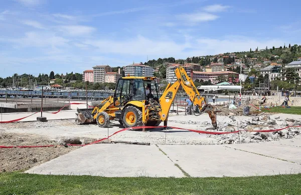 Ureditvena dela na osrednji portoroški plaži.
