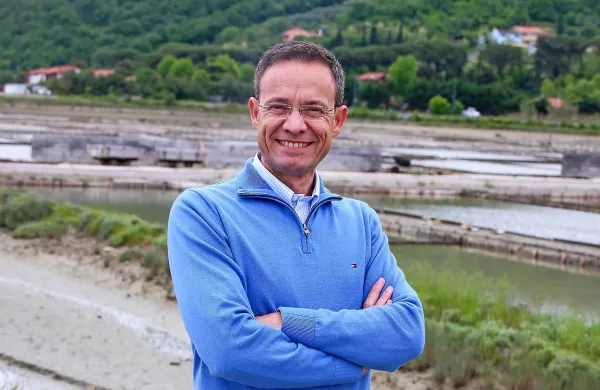  Robert Smrekar: “Ministrici sem pojasnil, da če bi 
od vsakega obiskovalca uspeli dobiti samo 50 
centov, bi pridobili toliko, kolikor na leto zavod 
dobi iz državnega proračuna.”