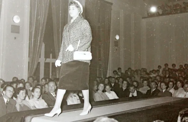 Dvorana, v kateri za enakimi žametnimi zavesami danes 
razpravljajo občinski svetniki, je bila leta 1958 prizorišče 
modne revije.  