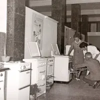 Leta 1957 so v avli občinske stavbe pripravili gospodarsko 
razstavo Elektrika v gospodinjstvu. 