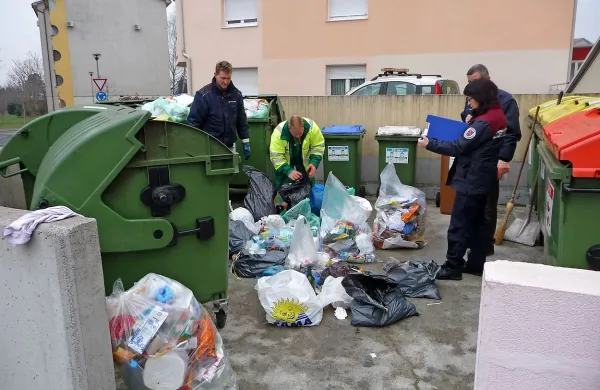 Pred dvema letoma so redarji v sodelovanju s Komunalno 
stanovanjskim podjetjem Sežana takole nadzirali ločevanje 
odpadkov na Lenivcu v Sežani. 