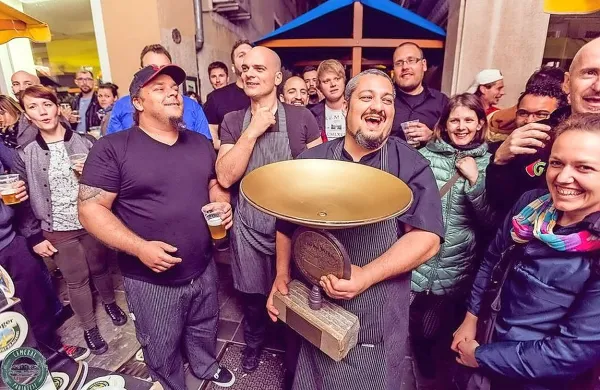 Lani je slavila Srebrna žlica, v sredini s pokalom v rokah Enis 
Beganović, avtor lanskega zmagovalnega panina.