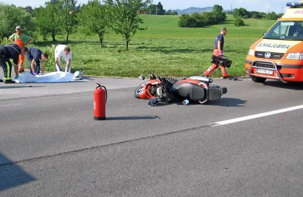 Sodišče bo moralo z novim izvedencem cestno-prometne stroke podrobneje ugotoviti 
dinamiko tragične nesreče, ki se je pred skoraj šestimi leti zgodila pri odcepu za Hrenovice.

