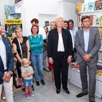 Ob županu Igorju Kolencu je direktorica Mladinske knjige Iva 
Premerl. 