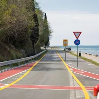 Za zdaj bodo pitnike, prhe, klopi, sanitarni objekt, stojala za 
kolesa in drugo urbano opremo namestili le na koprski del 
obalne ceste, medtem ko v Izoli še tehtajo, katerih naložb se 
bodo lahko lotili letos.