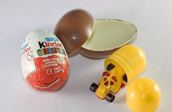 Iz skladi&scaron;ča ukradli za dva tovornjaka Kinderjevih jajčk