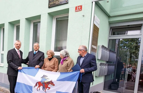 Spominsko ploščo zdravniku Adolfu Kinkeli so odkrili sin  
Nikolaj (drugi z leve) in nekdanji sodelavki Mara Moravec ter 
Zora Česnik. Na fotografiji sta ob njih še župan Robert 
Smrdelj (levo) in Ernest Margon.   