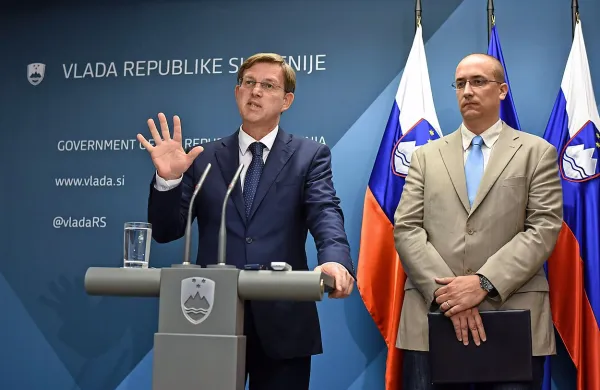 Miro Cerar in Jure Leben sta predstavila argumente proti 
referendumu o drugem tiru.