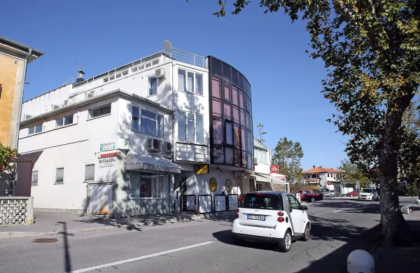 Še vedno ni znano, ali bodo v nekdanji hostel v središču Škofij 
namestili begunce.
