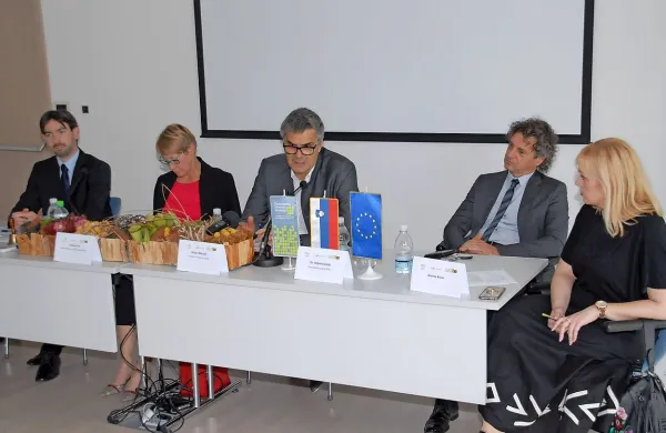 Predstavniki gospodarstva in zdravstva so na novogoriški 
javni tribuni pretresali predlog  zdravstvene zakonodaje. 
