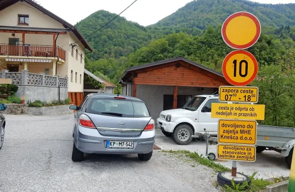 Cesta proti  Kneškim Ravnam je že od lanskega junija ob delovnikih  zaprta od 7. do 18. ure. 