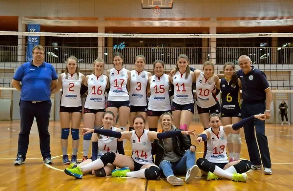 Stojijo (z leve): Sebastjan Mavrič (pomočnik trenerja), Alja Lia 
Gržinič, Ana Cep, Tina Kaker, Lea Šantelj, Lana Jovič, Lara 
Dodič, Anuša Radulj, Nina Radešič, Zoran Jerončič (trener). 
Sedijo: Sara Kušar, Vita Kocet, Dajana Lucas, Neja Nedoh.